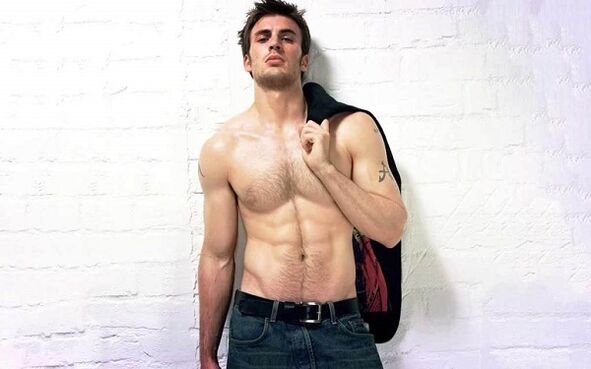 uomo sexy con pene ingrandito