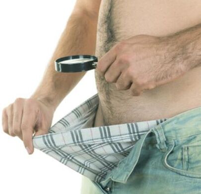 un uomo esamina il suo pene e vuole ingrandirlo