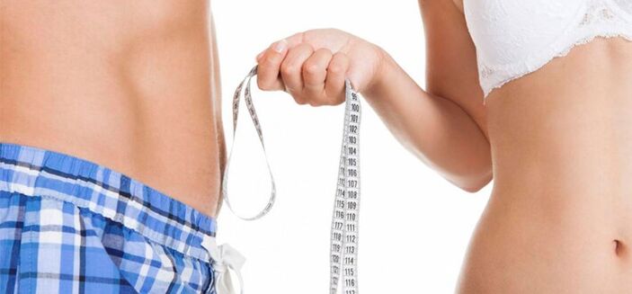 donna che misura il pene dell'uomo prima dell'ingrandimento