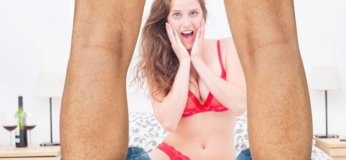 donna sorpresa dall'aumento delle dimensioni del pene di un uomo foto 2
