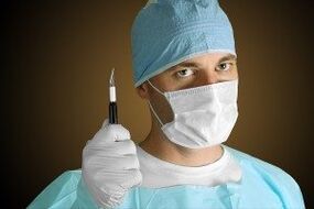 Chirurgo che esegue un intervento chirurgico di ingrandimento del pene per motivi medici